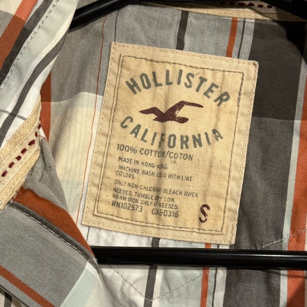 Men’s Hollister Button Down Shirt - Size Small - Picture 3 of 3